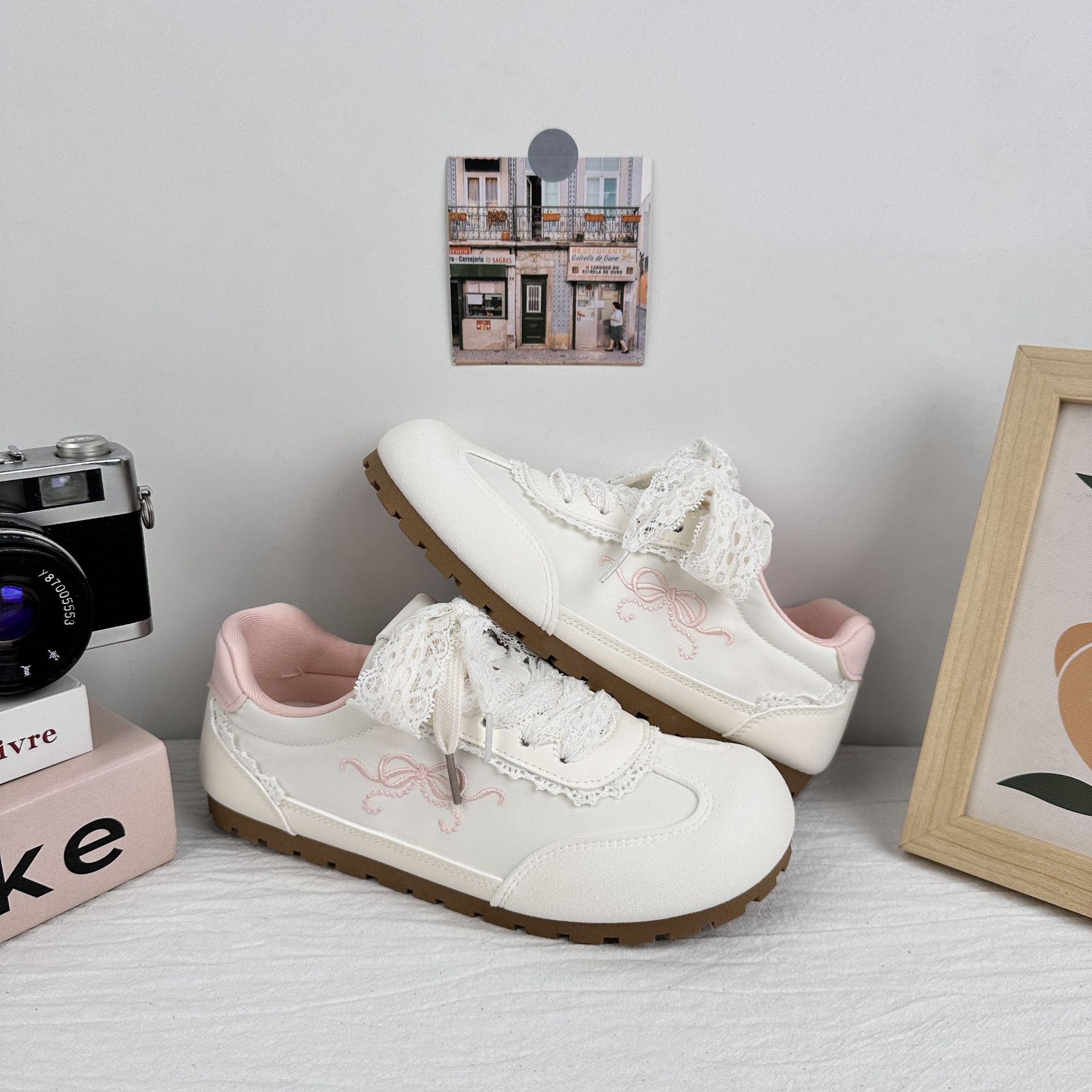 Zapatos blancos de ondas distantes de 2025 mujeres de verano ballet de encaje de zapatos de entrenamiento de estilo alemán, zapatos de skate casuales de nicho