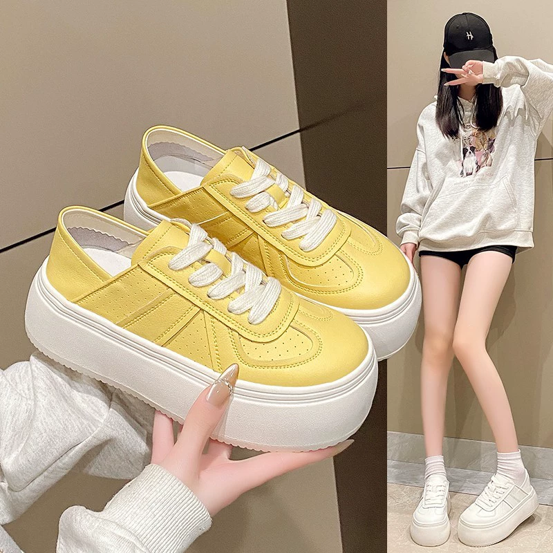 Мягкие кожаные белые туфли на толстой подошве для женщин, новинка 2025 года, спортивные и повседневные кроссовки с круглым носком на шнуровке, одна обувь, две модные желтые туфли