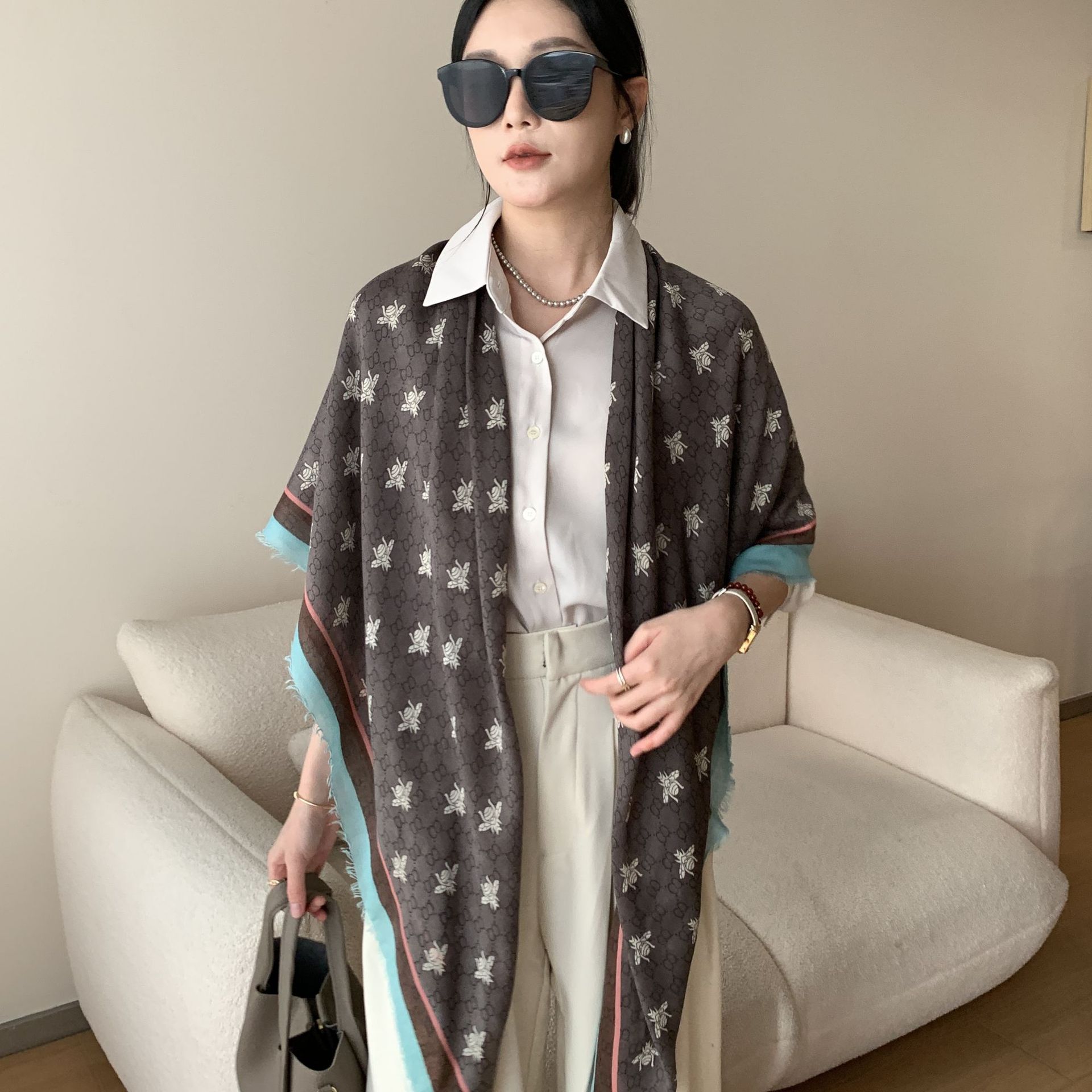 2024 abeja geométrica coreana impresión de moda para quitar el borde de rebabas toallas cuadradas otoño y invierno delgadas turísticas con un chal