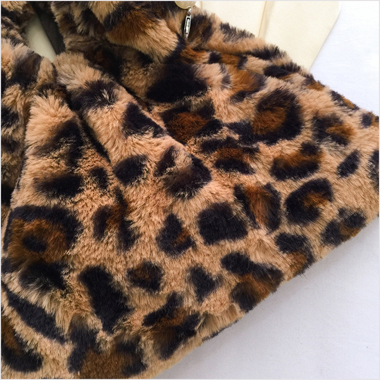 Cute Leopard Print Pearl Chain Plush Handbag Wholesale Nihaojewelry display picture 3