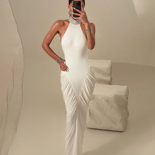 欧美风2025秋冬新款女装高级气质修身褶皱挂脖露背名媛礼服连衣裙