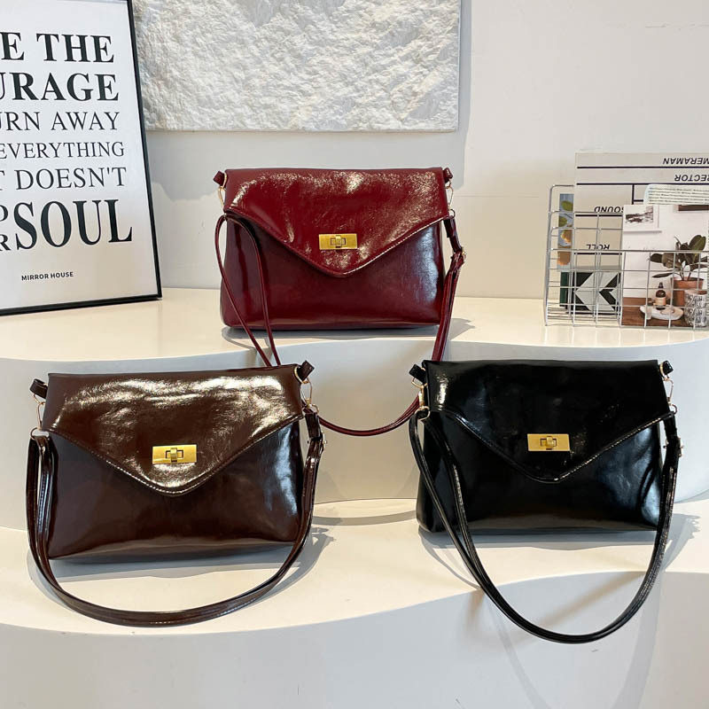 2026 Retro Large-Capacity Oil Leather New Fashion Soft Surface Lock Buckle Casual Elegant Single Shoulder Underarm Crossbody Bag for Women