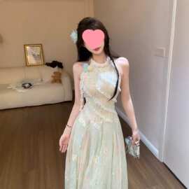 法式立体花朵碎花挂脖连衣裙女2026夏新款设计感收腰显瘦度假长裙
