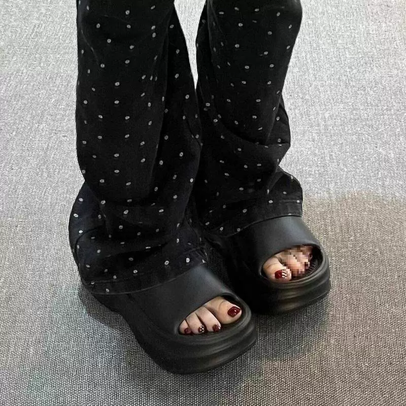 2025 новых женских тапочек на толстой подошве для увеличения роста летом, черные шлепанцы и сандалии, которые ощущаются как шаг на дерьме.