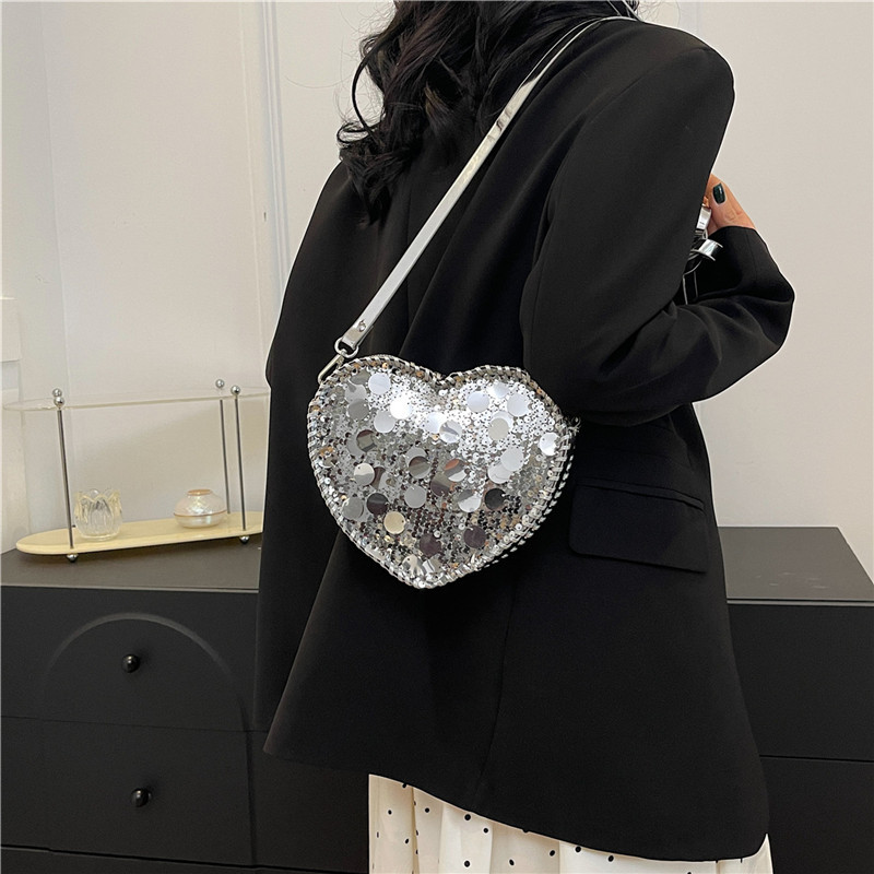 Bolso de amor popular de este año 2025, otoño nuevo estilo de personalidad, bolso de hombro de mujer, moda extranjera, bolso de mochila versátil.