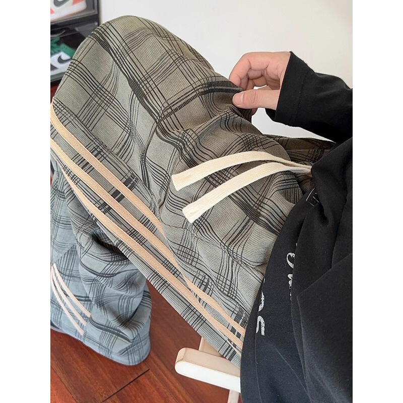 American-Style Three-Stripe Plaid Sweatpants for Men, Slim-Fit Wide-Leg Loose Design, Casual and Versatile Drawstring Long Pants American-Style Three-Stripe Plaid Sweatpants for Men, Slim-Fit Wide-Leg Loose Design, Casual and Versatile Drawstring Long Pants