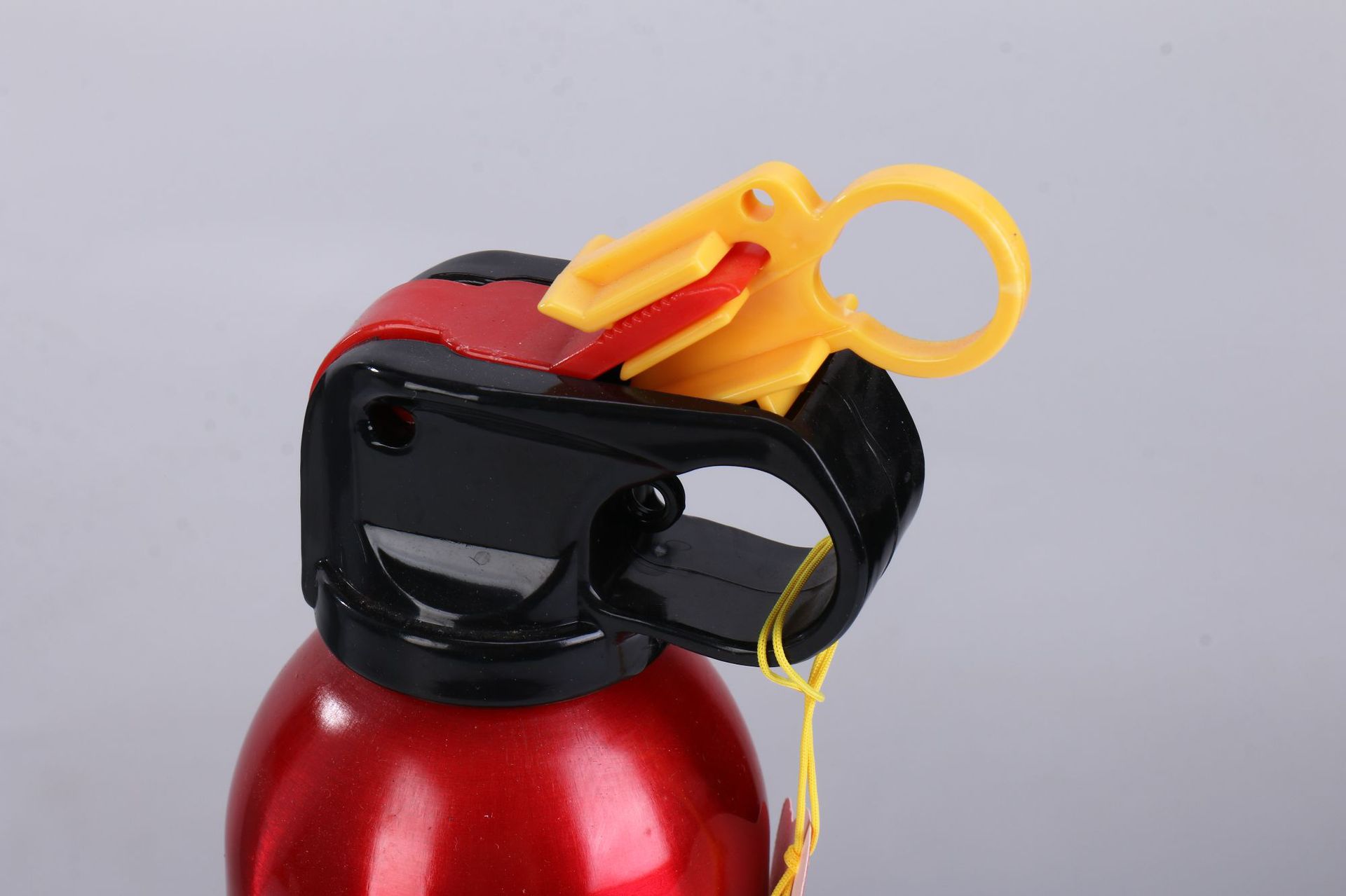 Water-Based Fire Extinguisher for Home Use, Vehicle-Mounted, Simple, Small, Portable, Large Capacity, High Temperature Resistant, Efficient, Flame-Retardant, Handheld Type