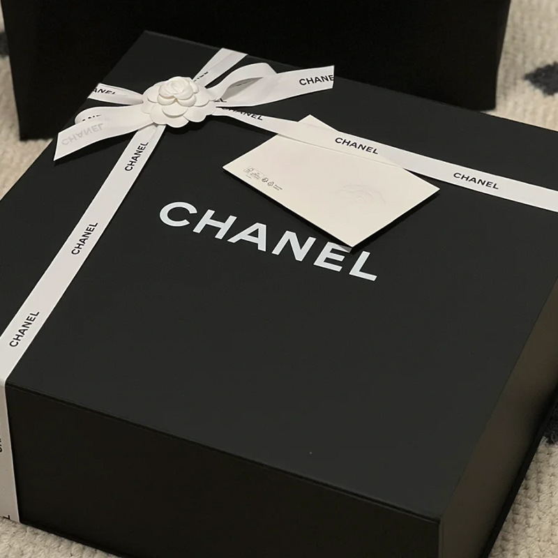 Chanel üslubunda loqo çapı olan hədiyyə qutusu