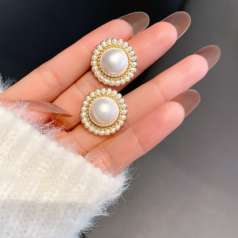 Wholesale Jewelry Retro Pearl Round Stud Earrings Nihaojewelry display picture 5