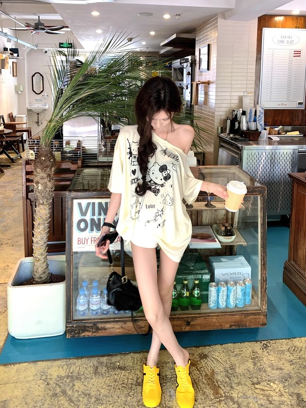 工厂现货 少女感爆棚kitty印花减龄斜肩卡通上衣薄款露肩防晒罩衫|undefined