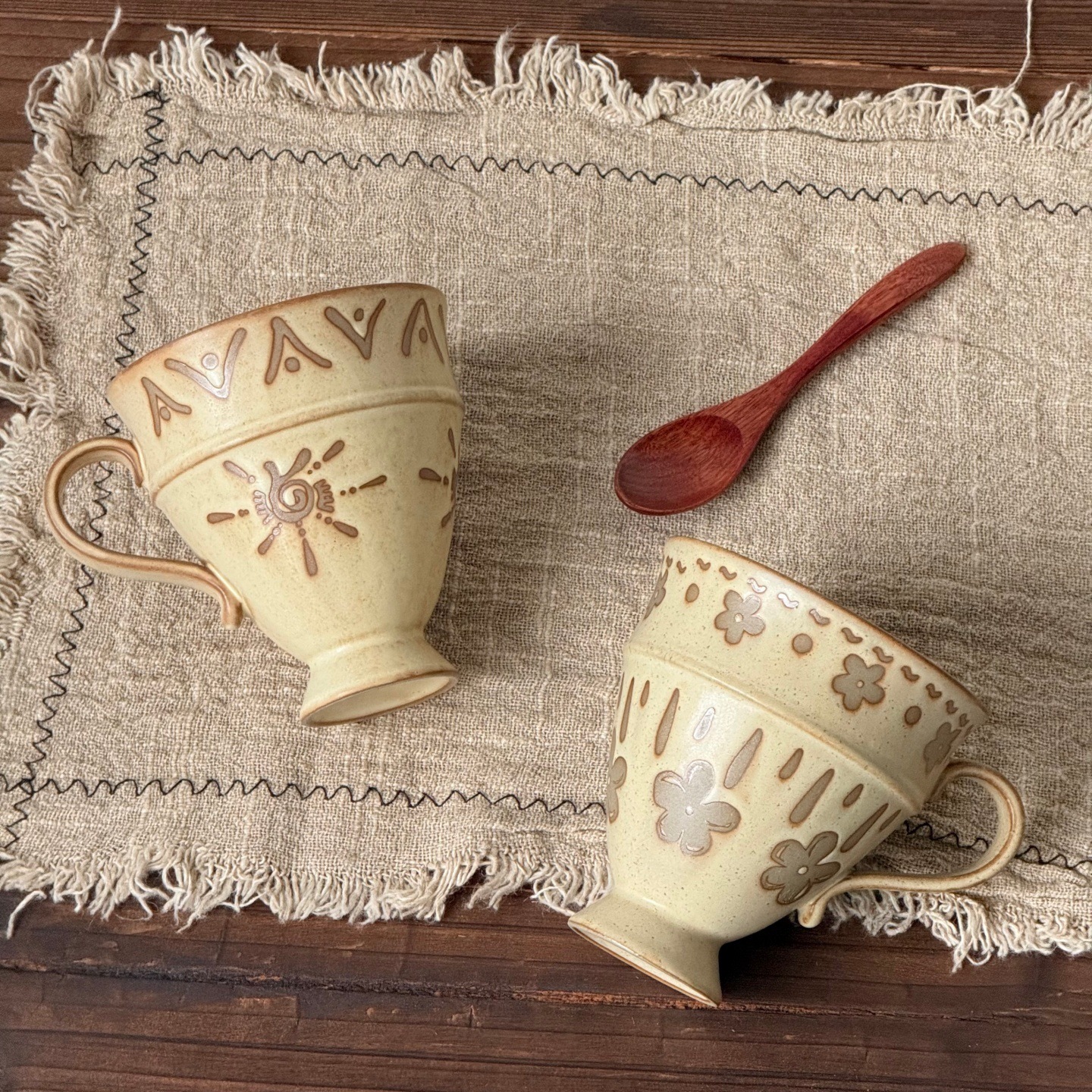 Japanese-style Wabi-Sabi tall ceramic water cup with a retro floral and totem design, a creative and practical mug for couples