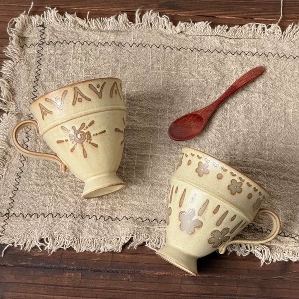Japanese-style Wabi-Sabi tall ceramic water cup with a retro floral and totem design, a creative and practical mug for couples