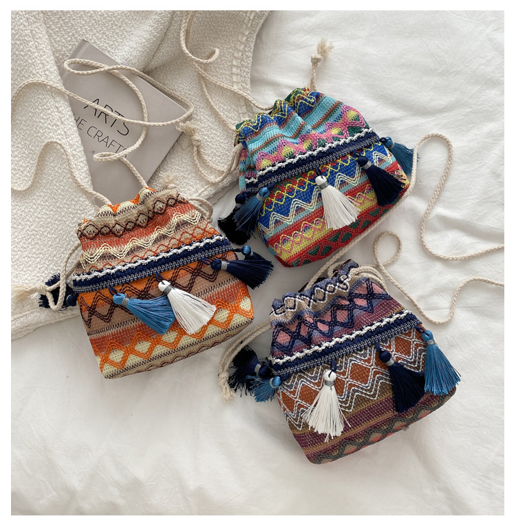The 2022 new trendy and fashionable fringed bucket bag, a single-shoulder personalized crossbody bag with ethnic style undefined