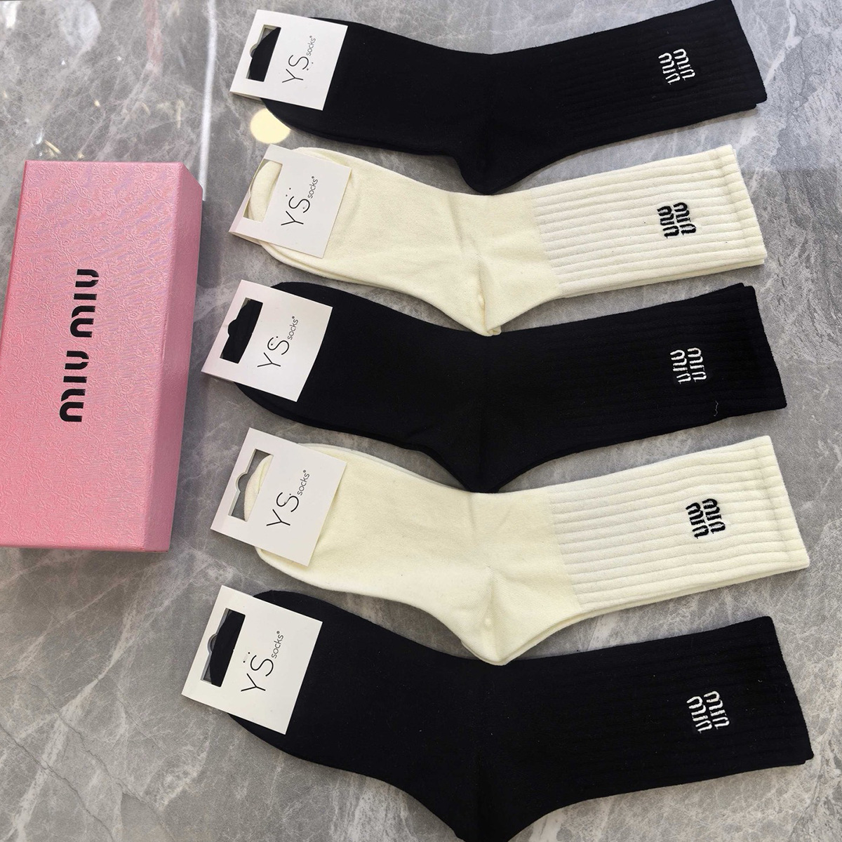 Miumiu Blanco y Negro