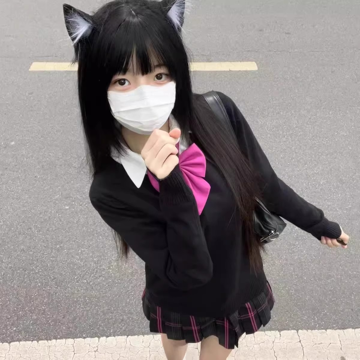 Черный свитер-пуловер с вышивкой