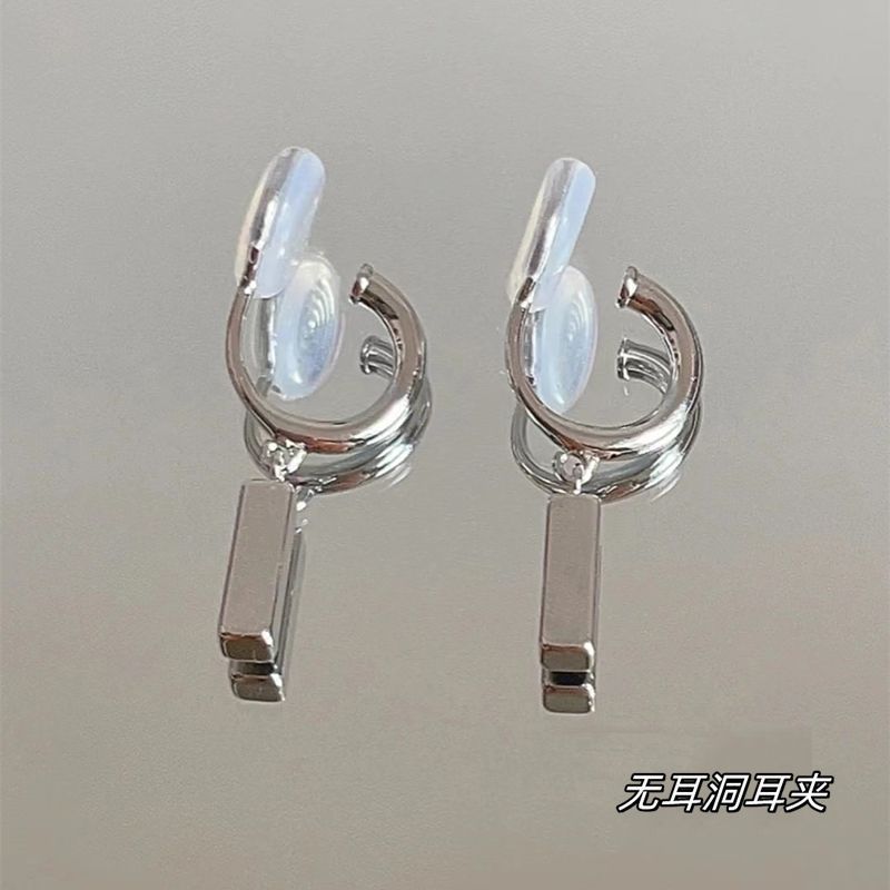 Silver metal earrings, mosquito coil disc ear clips for women without pierced ears, compact, elegant, simple, cool and sophisticated style, high-end earrings