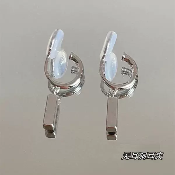 Silver metal earrings, mosquito coil disc ear clips for women without pierced ears, compact, elegant, simple, cool and sophisticated style, high-end earrings