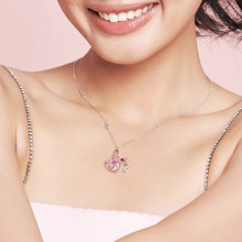 轻奢小众兔耳朵粉色锆石项链女时尚个性通勤百搭高级感颈链锁骨链