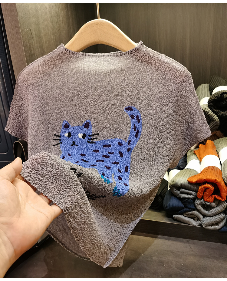Áo thun nữ cổ tròn xếp ly nhẹ mỏng họa tiết mèo hoạt hình jacquard — đen, Màu trắng nhạt, màu xám chi tiết 15