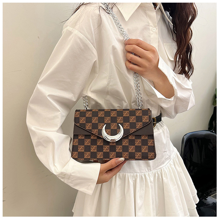 Korean version armpit small square 2024 new texture fashionable letter printed handbag personalized single shoulder_voghion.com