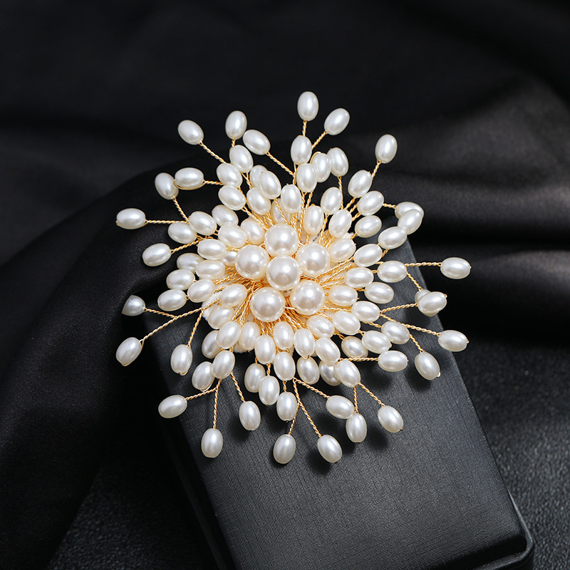 Elegante elegante de lujo broche de perlas de imitación de moda de las mujeres todo fósforo copo de nieve PIN de alta gama elegante ramillete ACCESORIOS DE LA CAPA