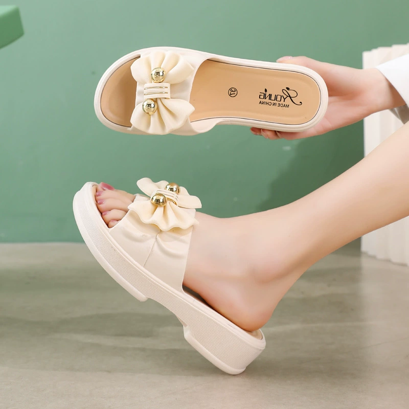 Лук летняя новая женская летняя нескользящая мягкая подошва тапки на толстой подошвите дамы на улице дикая мода 2025