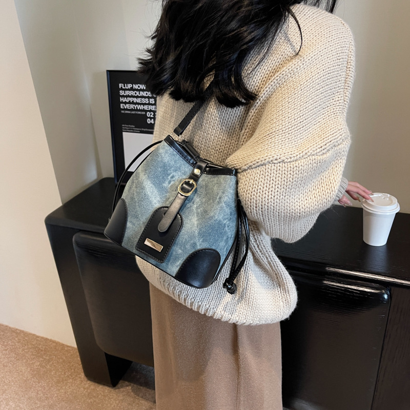 Otoño e Invierno simple bolsa de todo fósforo para las mujeres 2023 nueva moda contraste color cubo bolsa nicho de alto grado sentimiento Tong Qin hombro bolsa