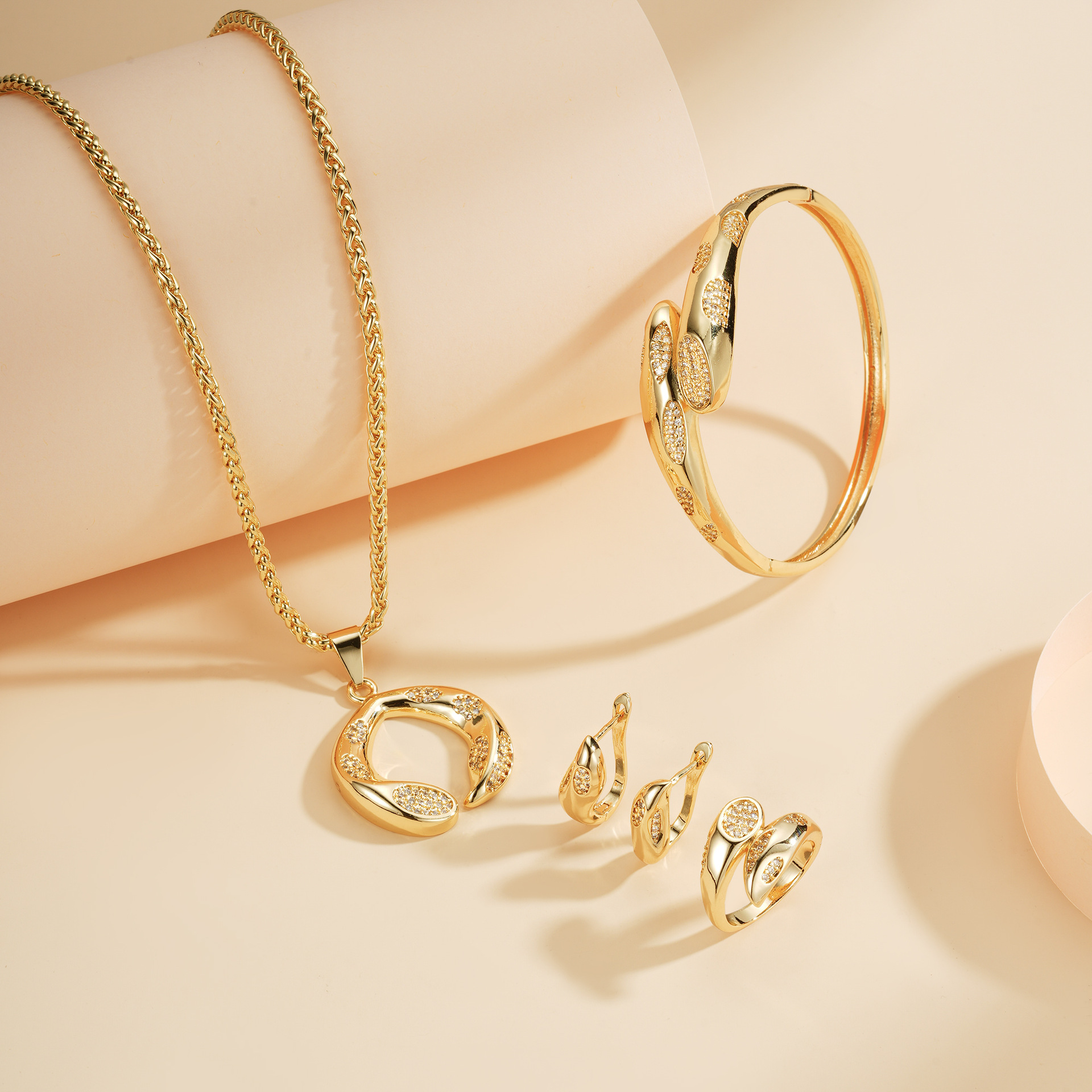 Europa y América de moda ligera de lujo cobre dorado joyería conjunto pulsera pendientes pulsera colgante collar joyería de alta gama conjunto de cuatro piezas image 4