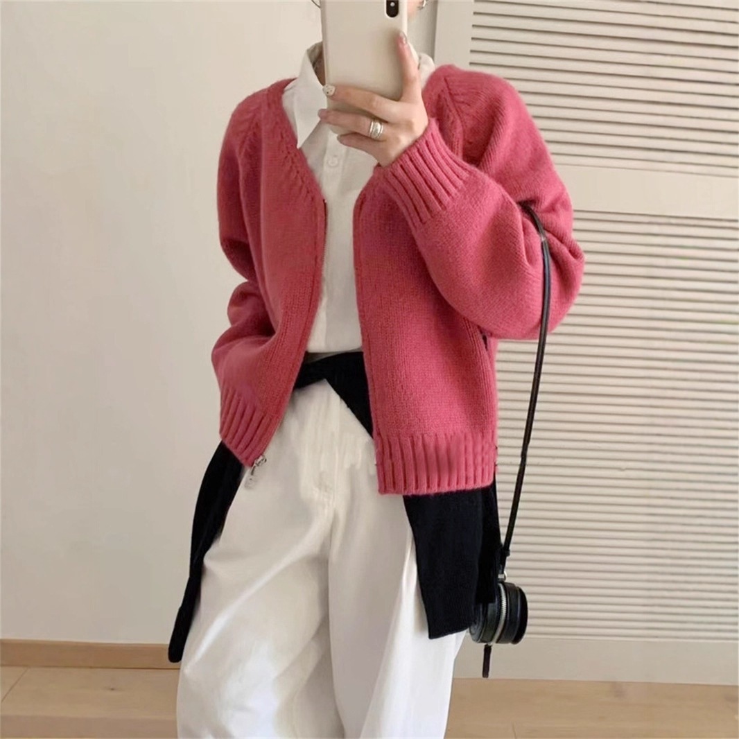 Short sweater with zipper