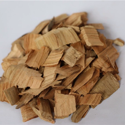 Производитель выпускает копченые древесные щепки для барбекю.