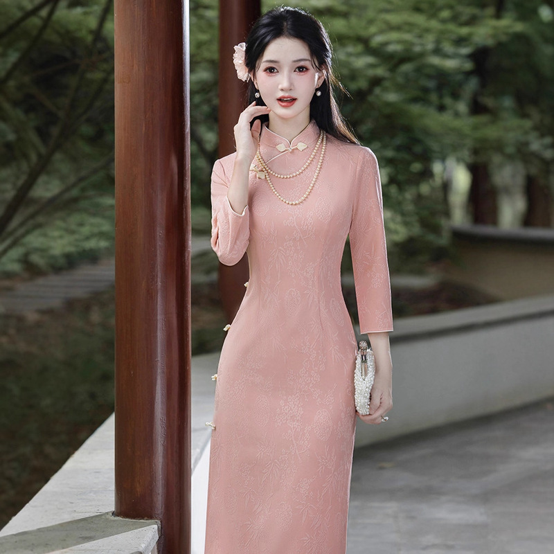 Traditional Chinese-style cheongsam, autumn collection, three-quarter sleeve, modernized dress, elegant and sophisticated, suitable for young women, perfect for engagement ceremonies