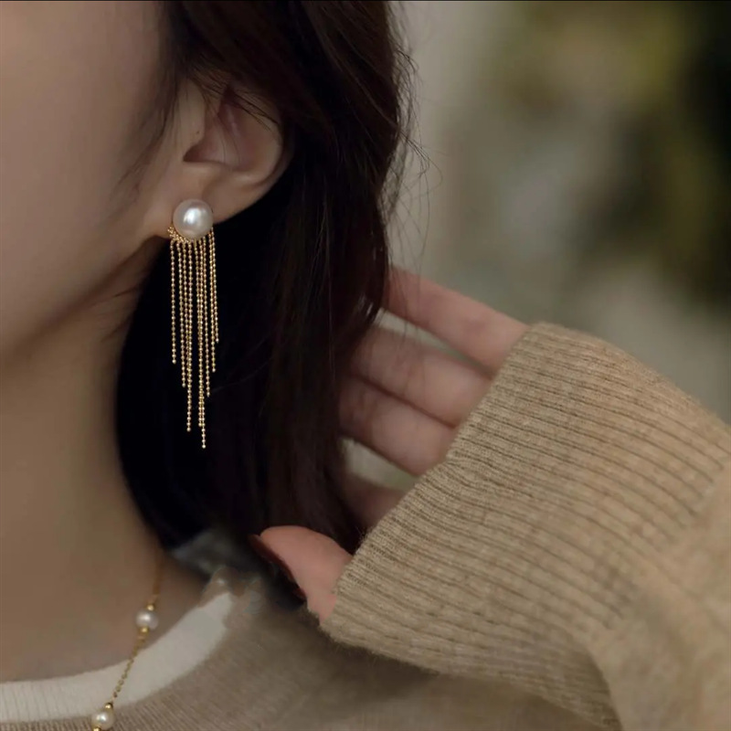 Agile elegant fashionable round beads with tassels