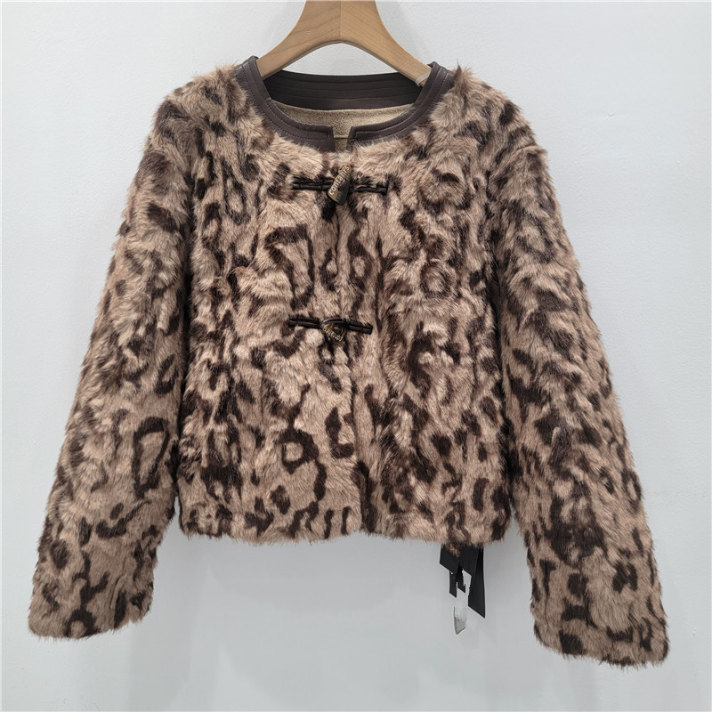 2025 otoño estilo de diseño de estilo extranjero cuello redondo botón de cuerno suelto multifacé piel delgada una chaqueta para mujeres