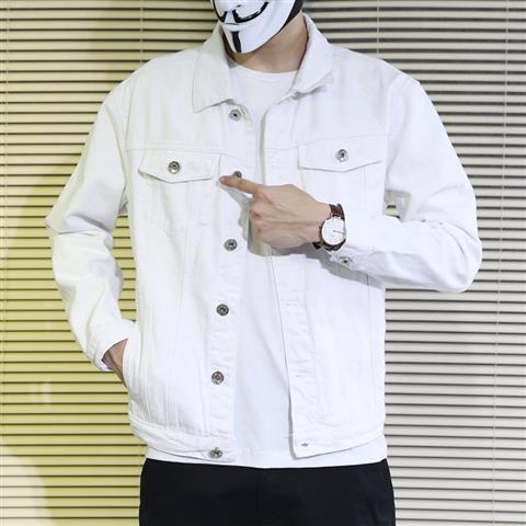 春秋の男性のデニムのコートは身を修めます。