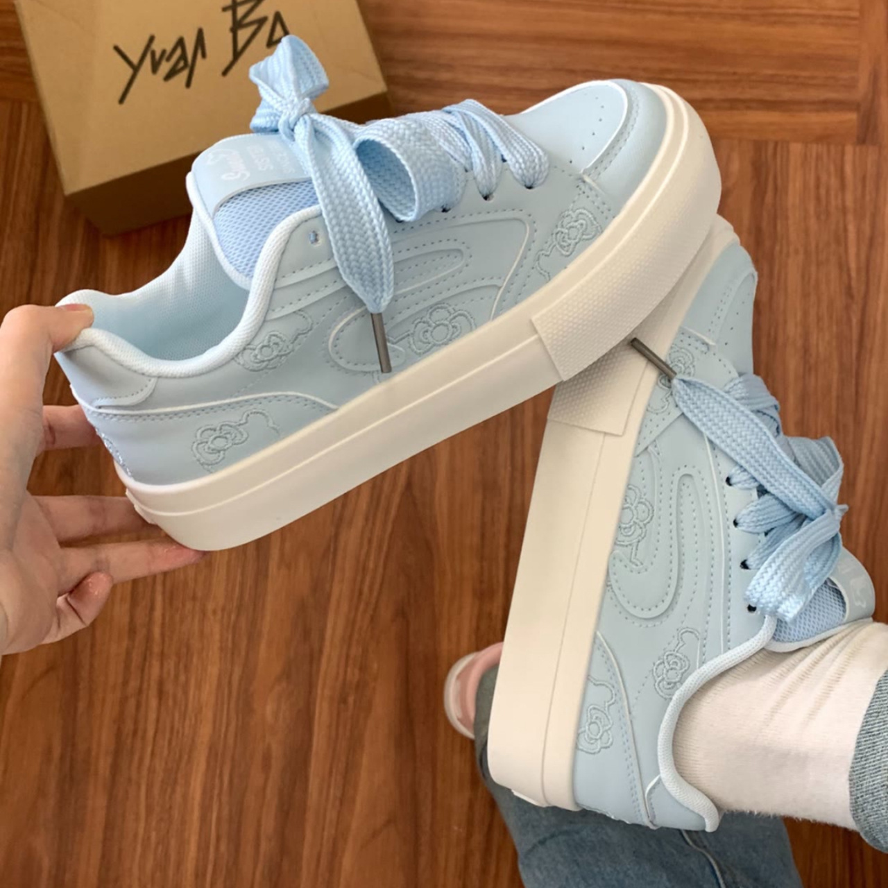 Zapatos blancos de primavera y otoño de 2025 nuevos nichos de diseño de moda zapatos de skate para mujeres cómodos zapatos de pan de Harajuku
