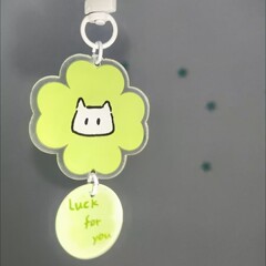Xiaohongshu の幸運の猫四つ葉のクローバー ペンダント アクリル製のかわいいランドセル漫画のペンダントは、親友へのギフトとして最適です。