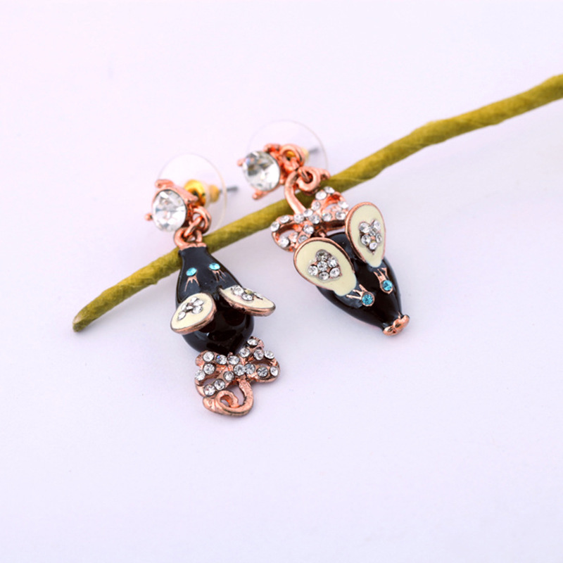 Vintage Inlaid Rhinestone Little Mouse Asymmetrical Earrings Wholesale Nihaojewelry display picture 5