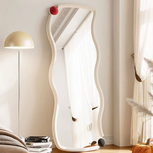 Дизайн сетка Красное зеркало в полном теле