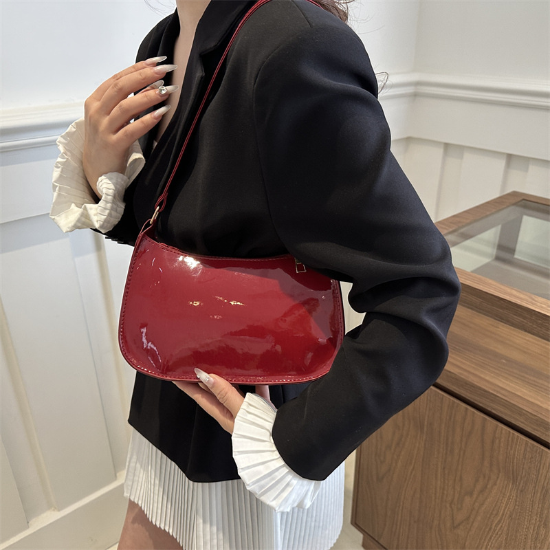 Comercio exterior nuevo bolso para mujeres 2024 verano retro bolso de brazo esmaltado bolso de palo de color sólido moda versátil