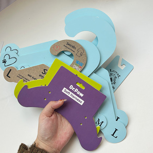 Foreign trade environmental protection pet paper hanger customized dog cat doll thickened cardboard non-slip counter shooting clothes support