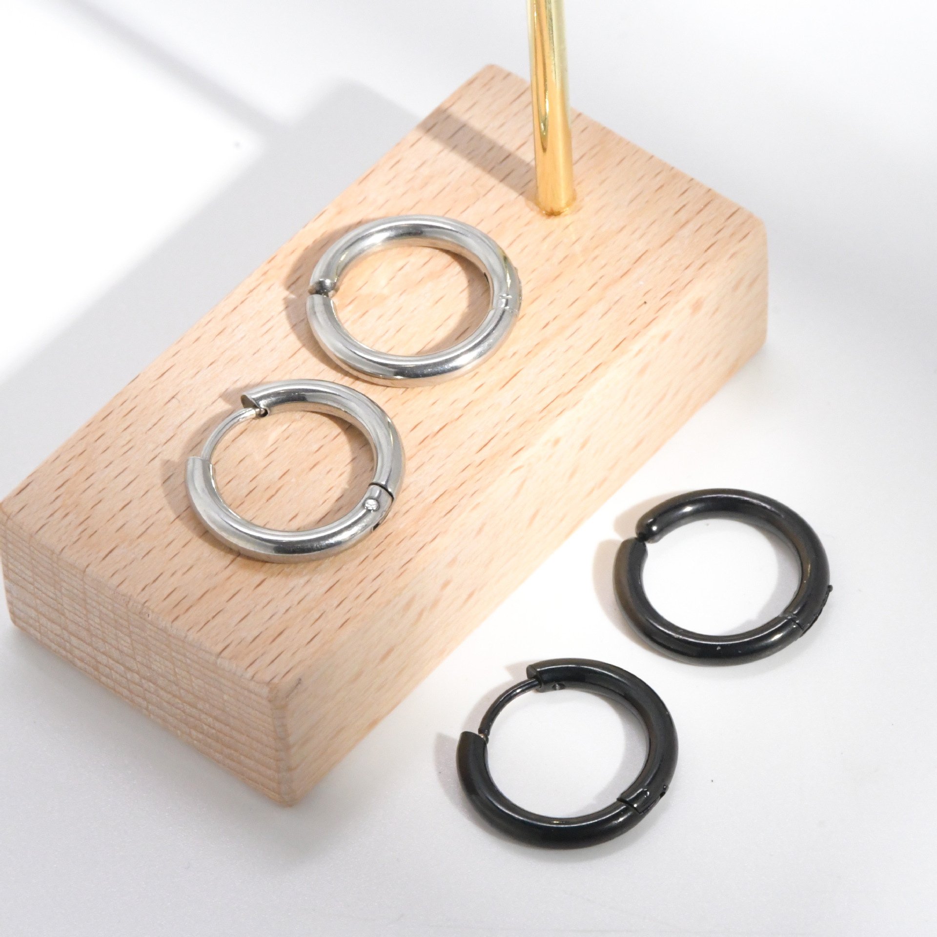 Moda europea y americana transfronteriza 316 aretes de bobina redonda de acero inoxidable personalidad anillo de acero de titanio hebilla de oreja joyería de oreja de moda