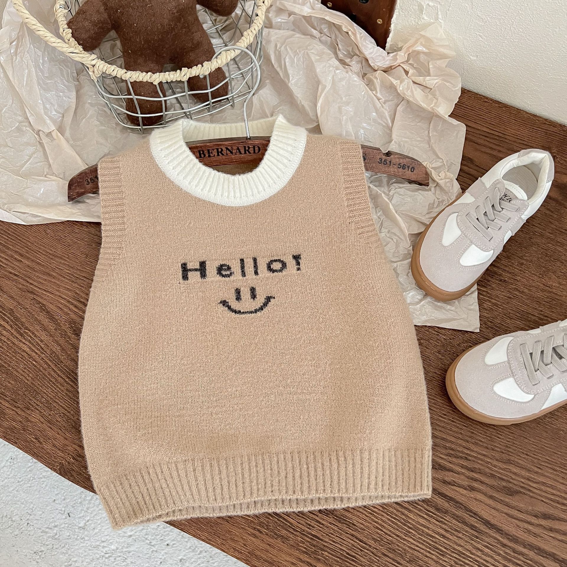 Jinyong niño chaleco 2023 otoño nuevo versátil casual de los niños estilo coreano Smiley chaleco delgada ropa de los niños
