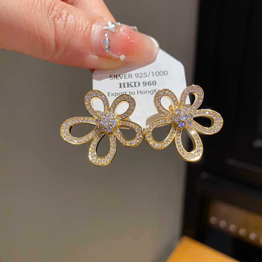 Pendientes de perlas asimétricas con cuernos de diamantes súper parpadeantes de plata Pendientes de nicho de viento frío femenino Pendientes de lujo ligero de alta calidad