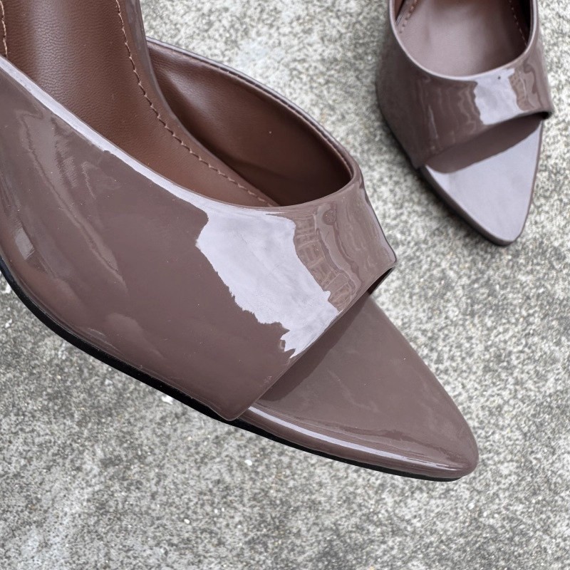 Mules de salto agulha com bico aberto em pele envernizada_voghion.com