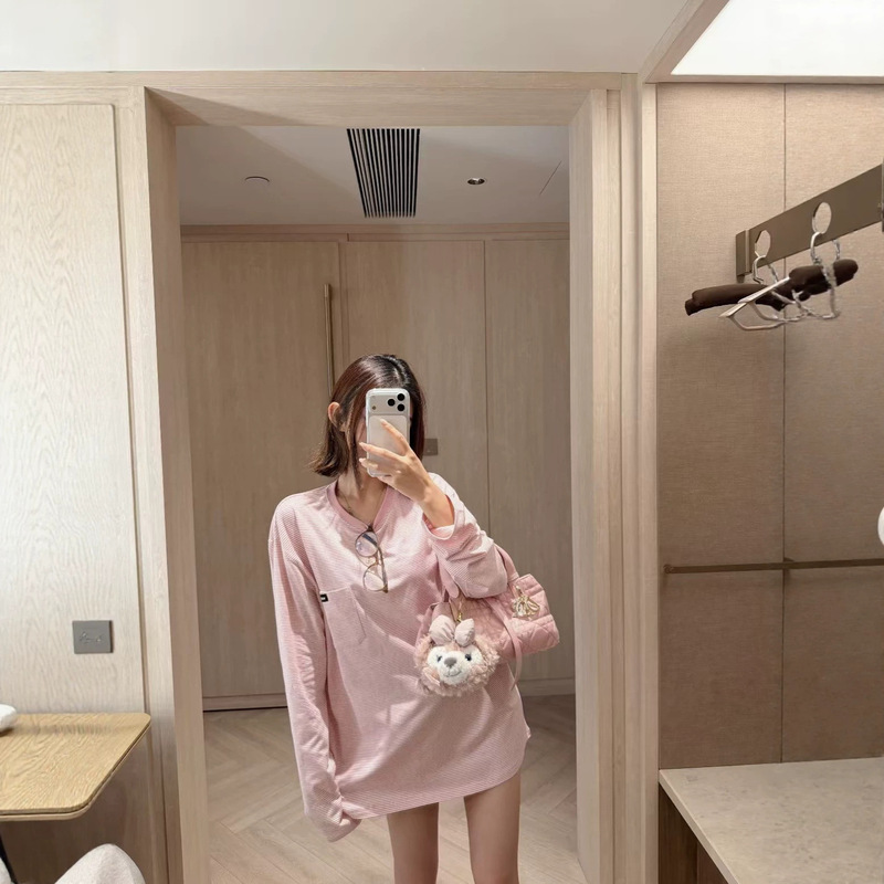 High-end M brand pink striped long-sleeve pocket logo knit T-shirt, relaxed fit, round neck, color-block design High-end M brand pink striped long-sleeve pocket logo knit T-shirt, relaxed fit, round neck, color-block design