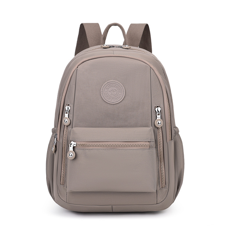 Mochila femenina 2025 nueva mochila de viaje de moda de gran capacidad, ligera tela de nylon casual y bolso de hombro