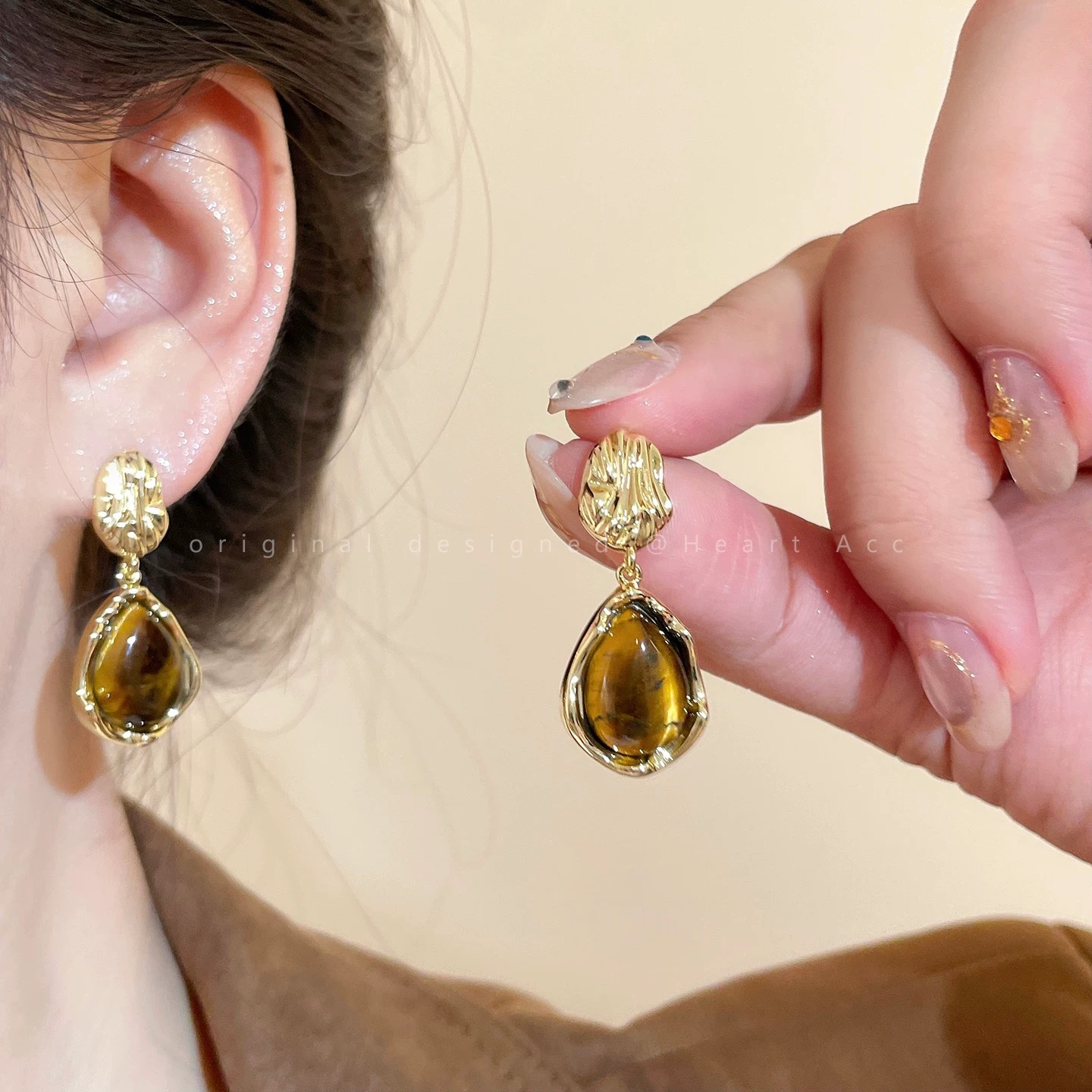 65#Brown teardrop amber cat's eye