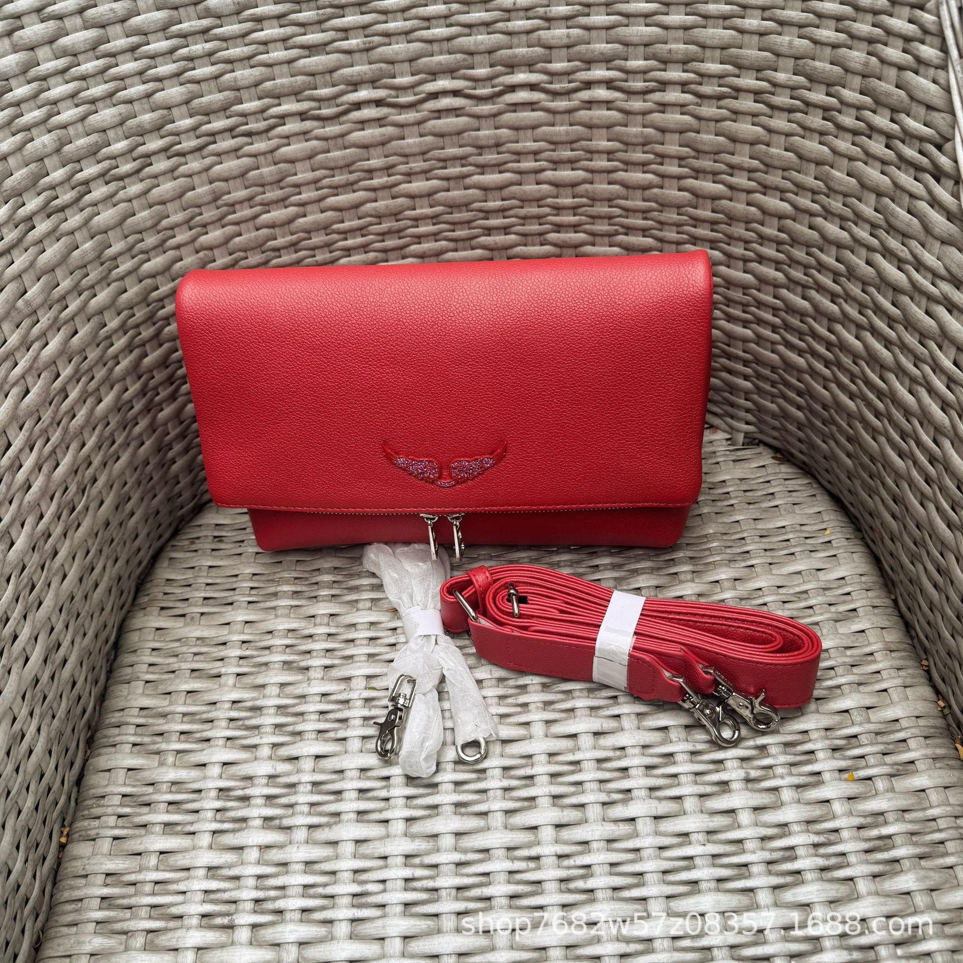 Bolso de hombro con diseño de alas e impresión de letras, cadena incluida