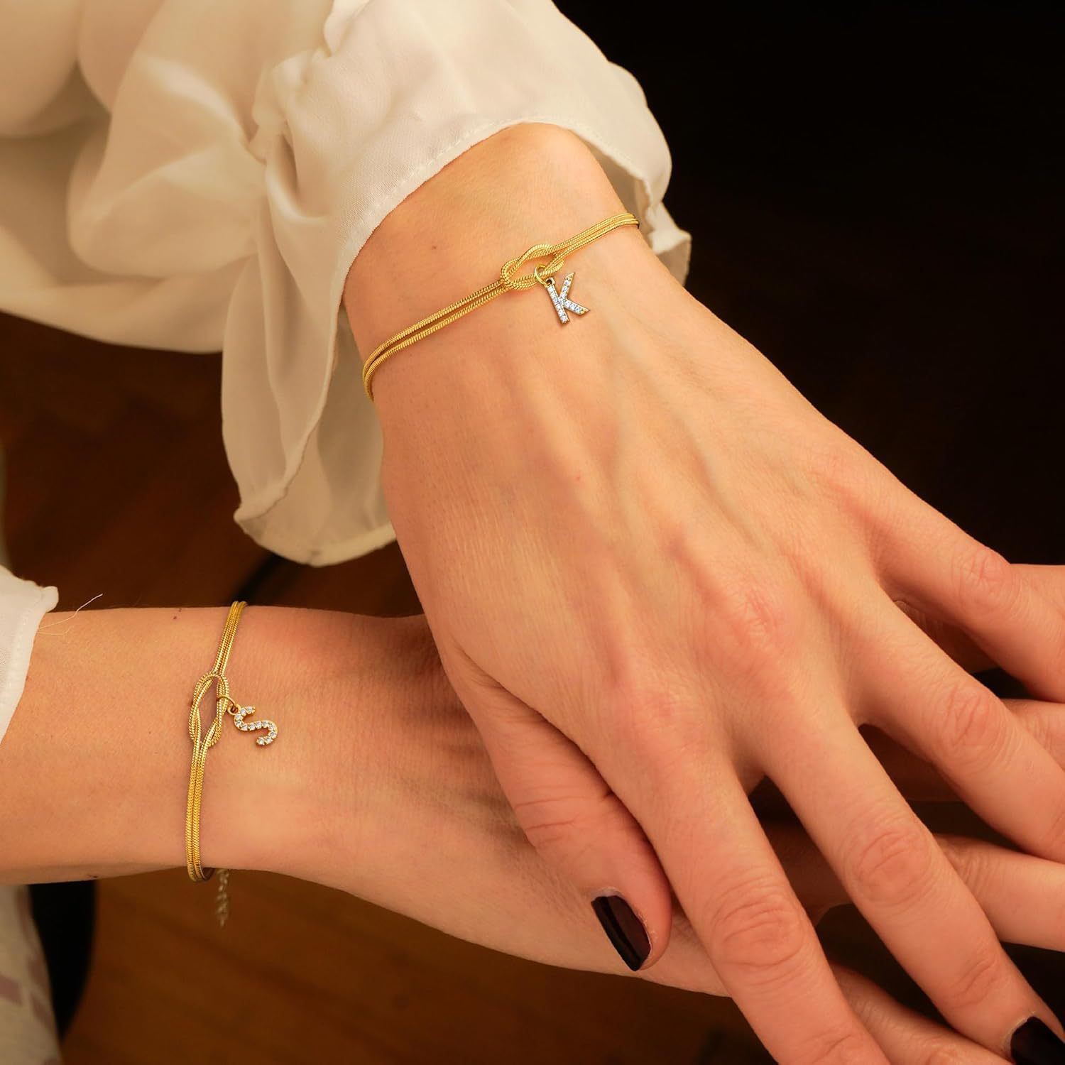 Bracelet jonc avec lettre initiale et chaîne serpent dorée_voghion.com