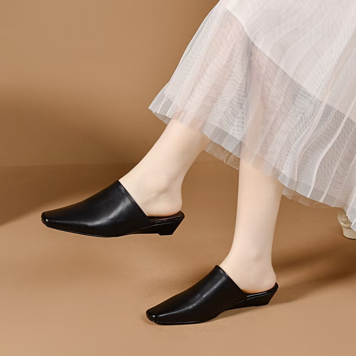 Dép sandal nữ da thật mũi vuông quai chữ V đế bệt chống trượt — màu đen chi tiết 5